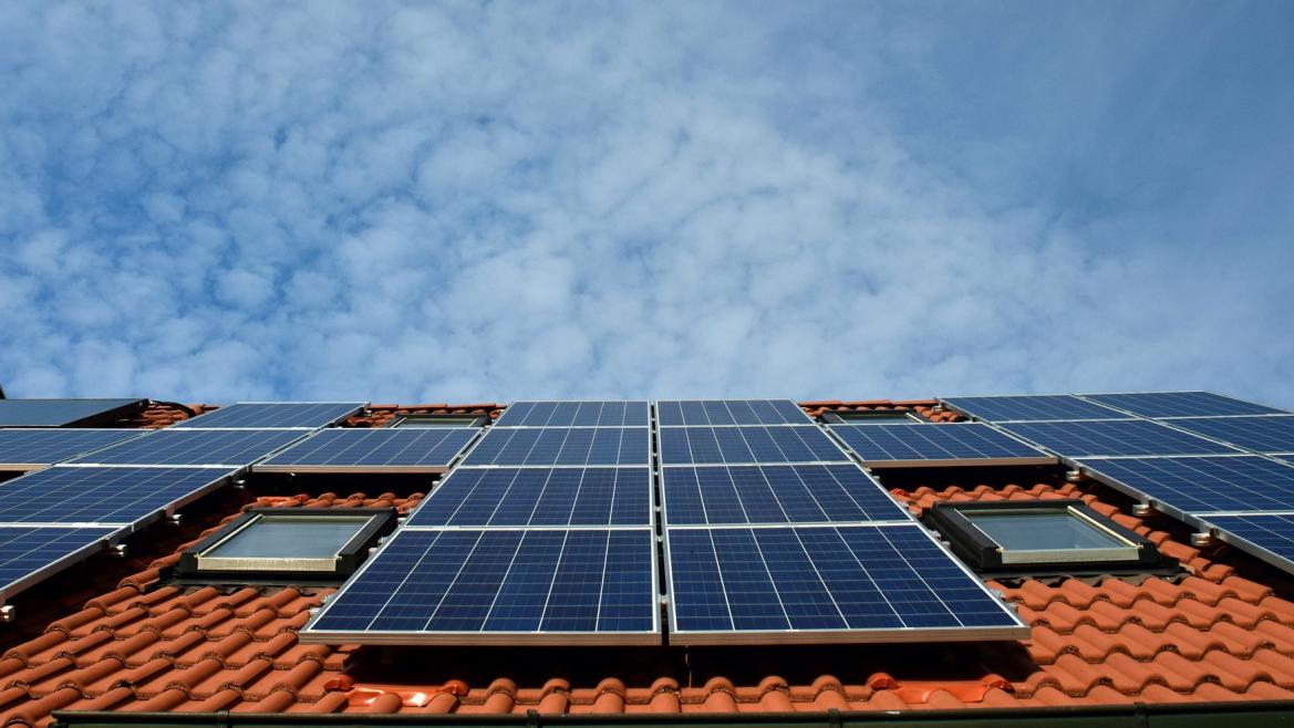 La Comunidad de Madrid instalará paneles solares en tres edificios como medida de ahorro y eficiencia energética