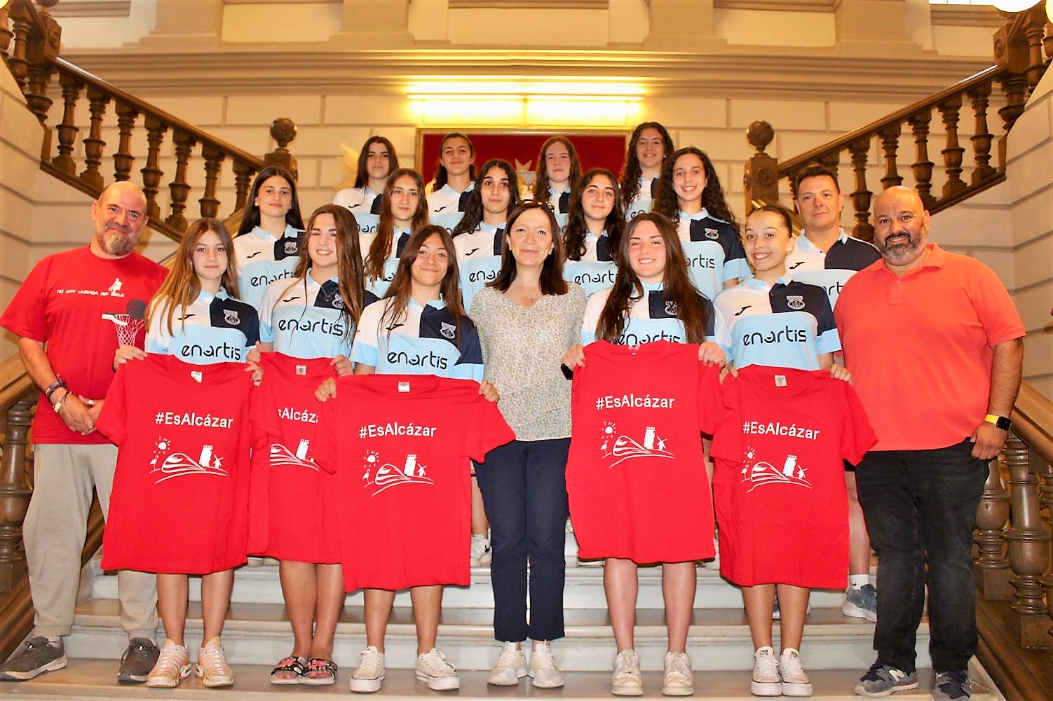Rosa Melchor recibe a las jugadoras del Grupo 76-Alkasar antes de jugar el Campeonato de España Cadete Femenino de Clubes
