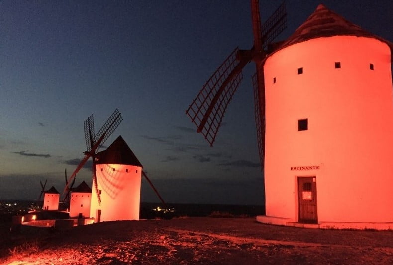 El Ayuntamiento de Alcázar de San Juan se ilumina de rojo en apoyo al Día Mundial del Donante de Sangre