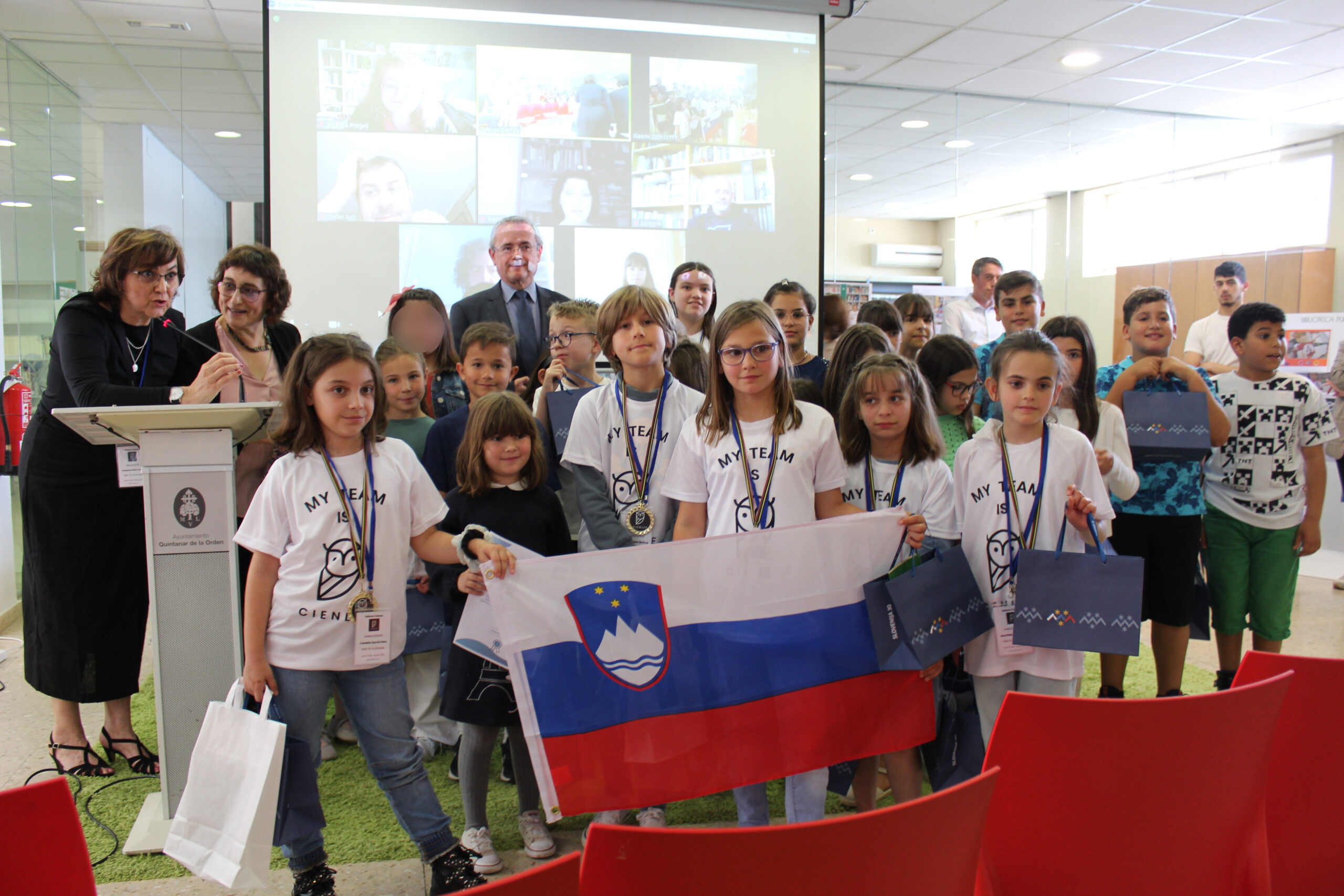 El Embajador de Eslovenia visita la Biblioteca de Quintanar para conocer a los protagonistas de los Talleres Cienlee