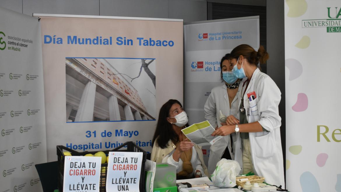 El Hospital de La Princesa conmemora el Día Mundial sin Tabaco intercambiando manzanas por cigarrillos