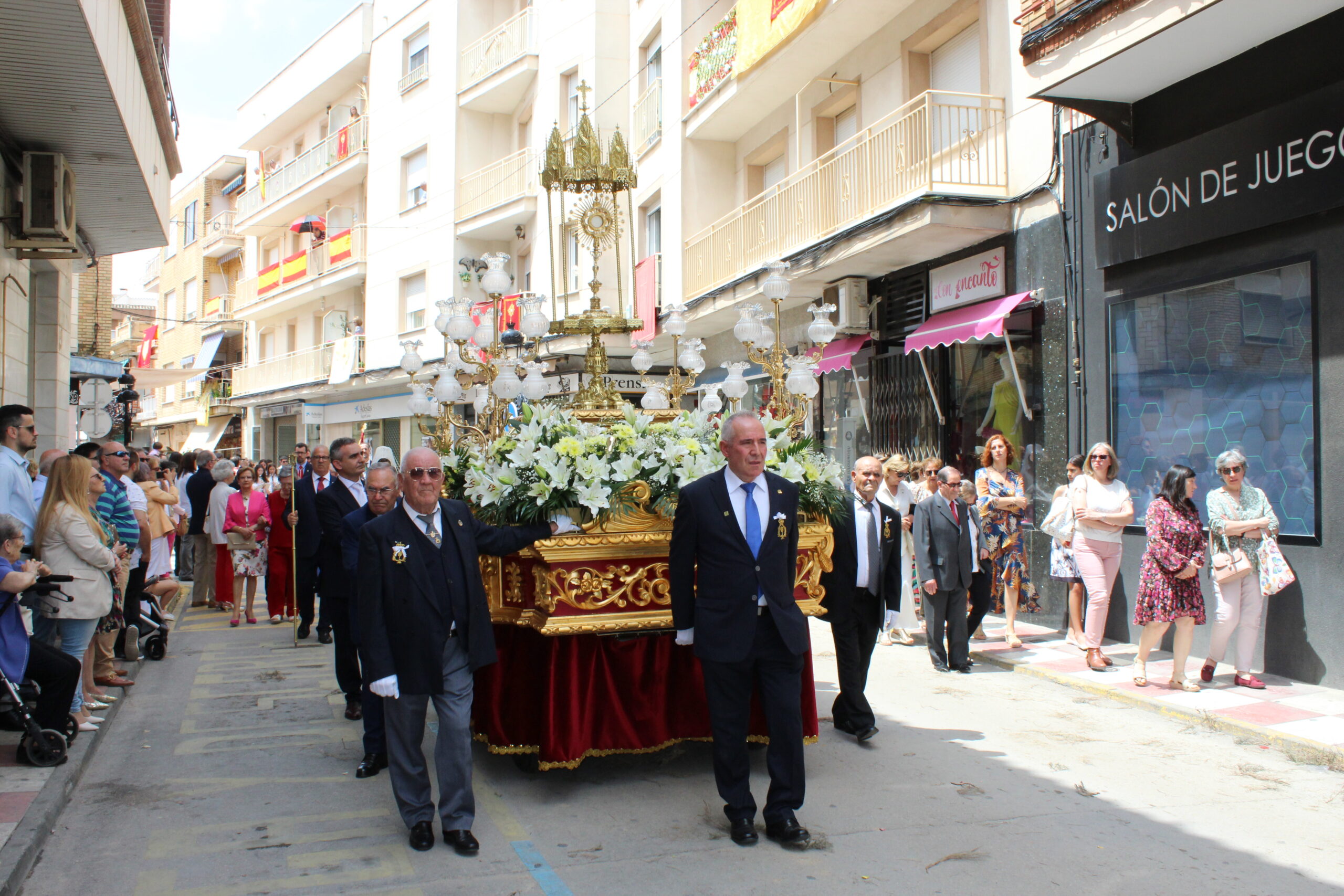 El Santísimo Sacramento recorre las calles decoradas y engalanadas de Quintanar