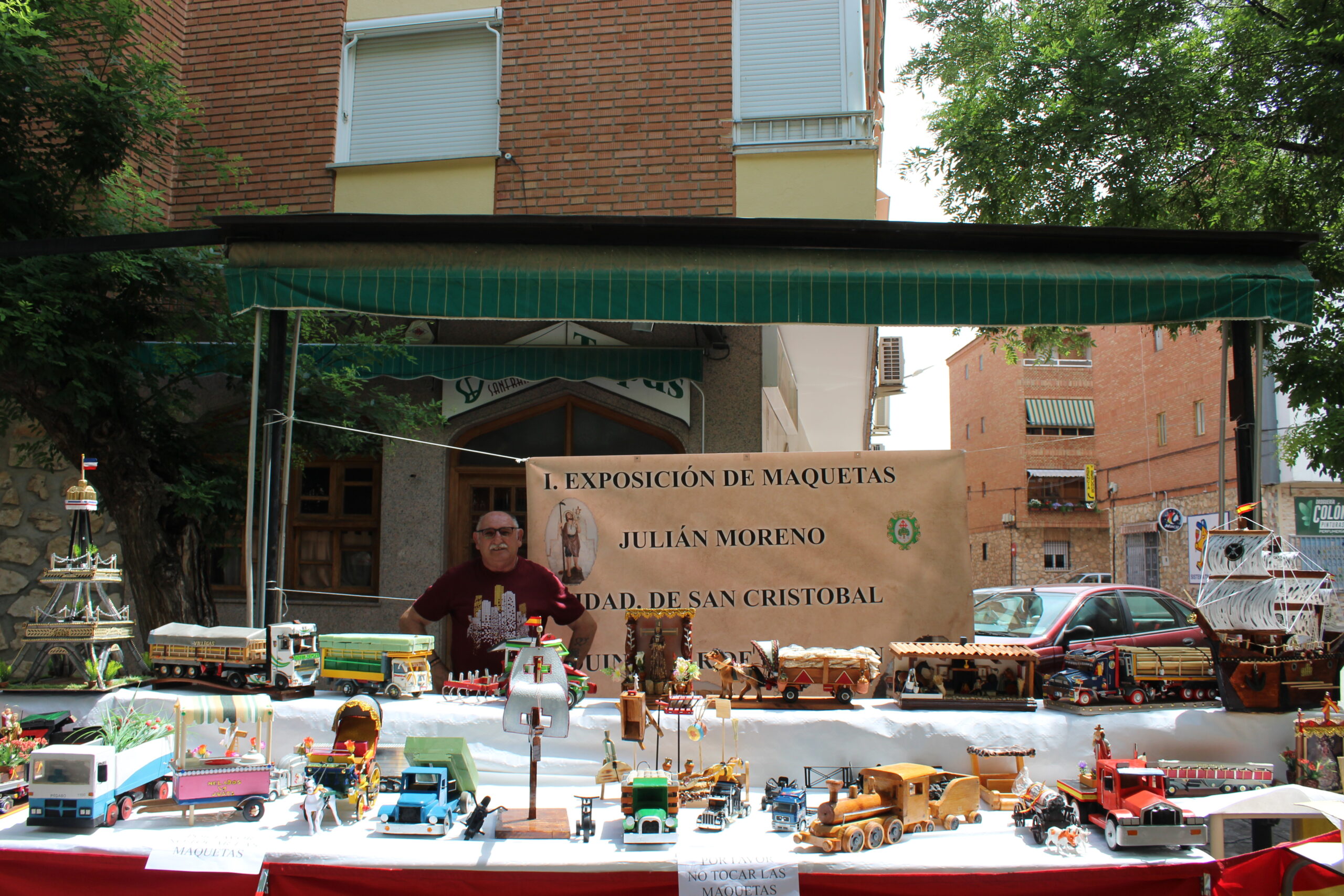 Julián Moreno expone sus maquetas por primera vez en Quintanar