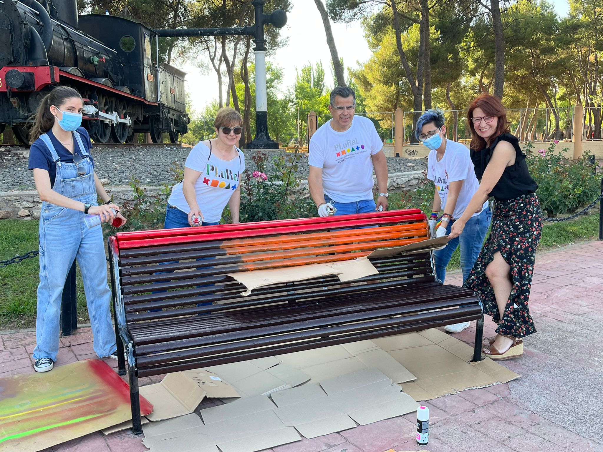 La Asociación Plural LGTBI Mancha Centro vuelve a pintar los bancos de la Avenida de la Constitución