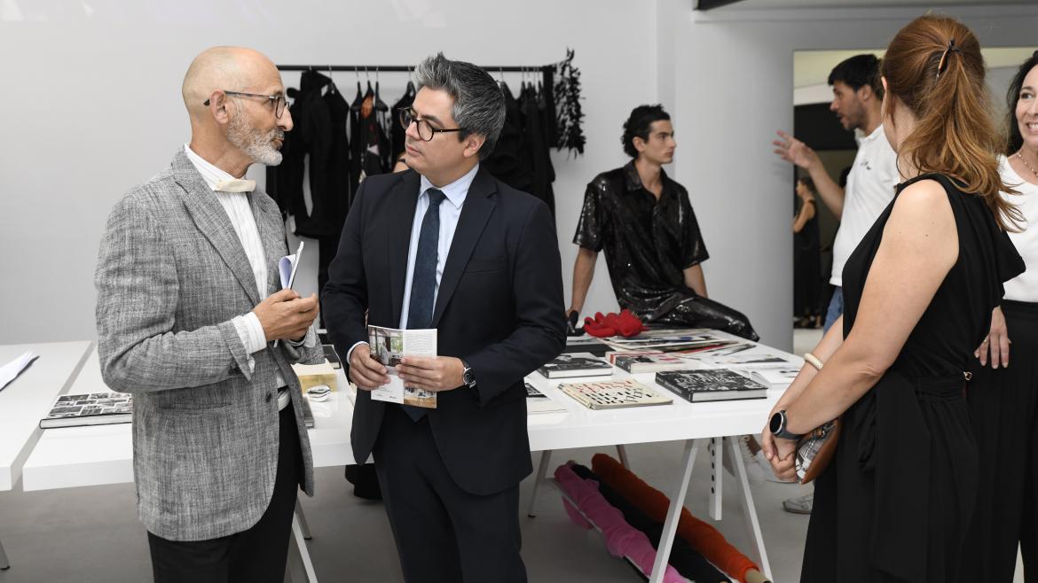 La Comunidad de Madrid presenta un recorrido por 43 talleres de costura de creadores españoles
