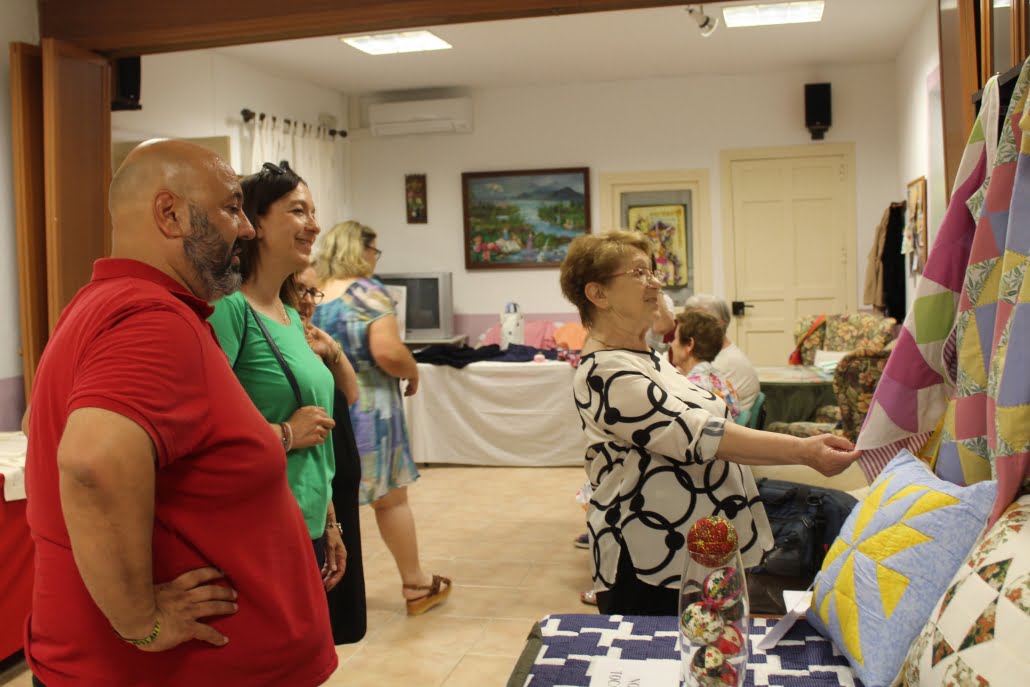 La alcaldesa elogia la creatividad de la Asociación Amas de Casa durante su Exposición de Talleres