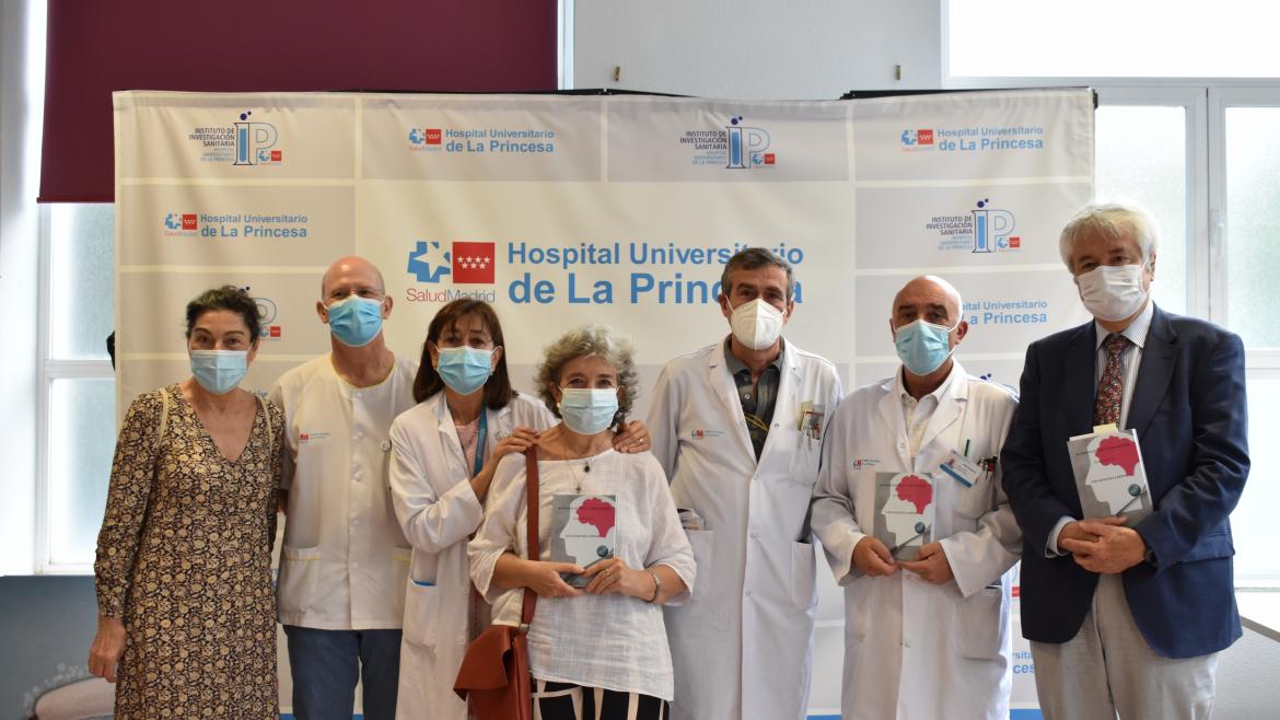 Una reumatóloga del Hospital de La Princesa presenta un libro sobre manejo del dolor y la inflamación