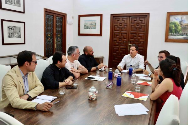 Ayuntamiento de Toledo Carlos Velázquez recibe a los delegados de Adolescencia y Juventud y de Peregrinaciones y Turismo
