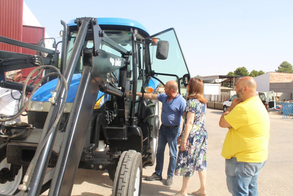 El Ayuntamiento de Alcázar de San Juan renueva su flota con un tractor seminuevo para Parques y Jardines