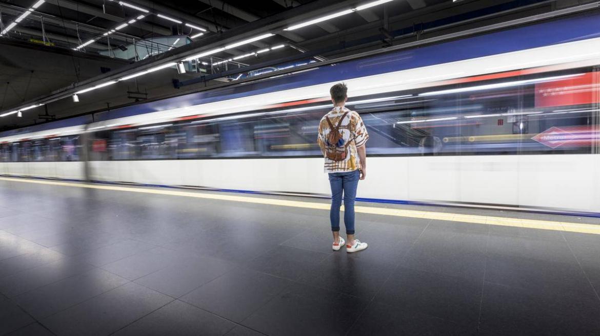 La Comunidad de Madrid extiende la instalación del sistema de guiado por voz a todas las estaciones de la línea 8 de Metro