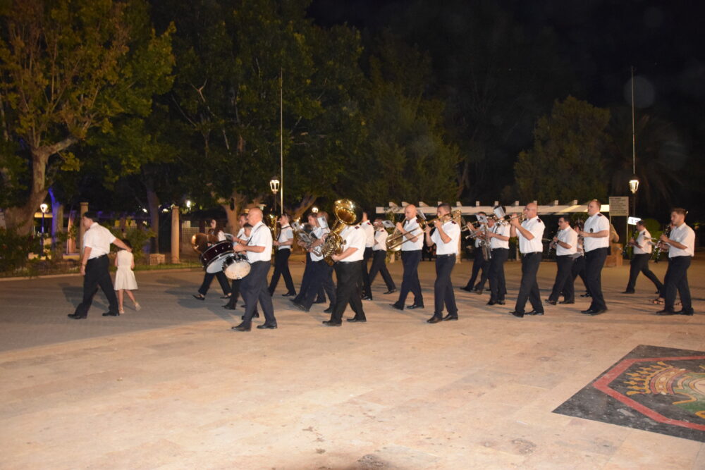 La UMQ realiza su particular pasacalles solidario en Quintanar