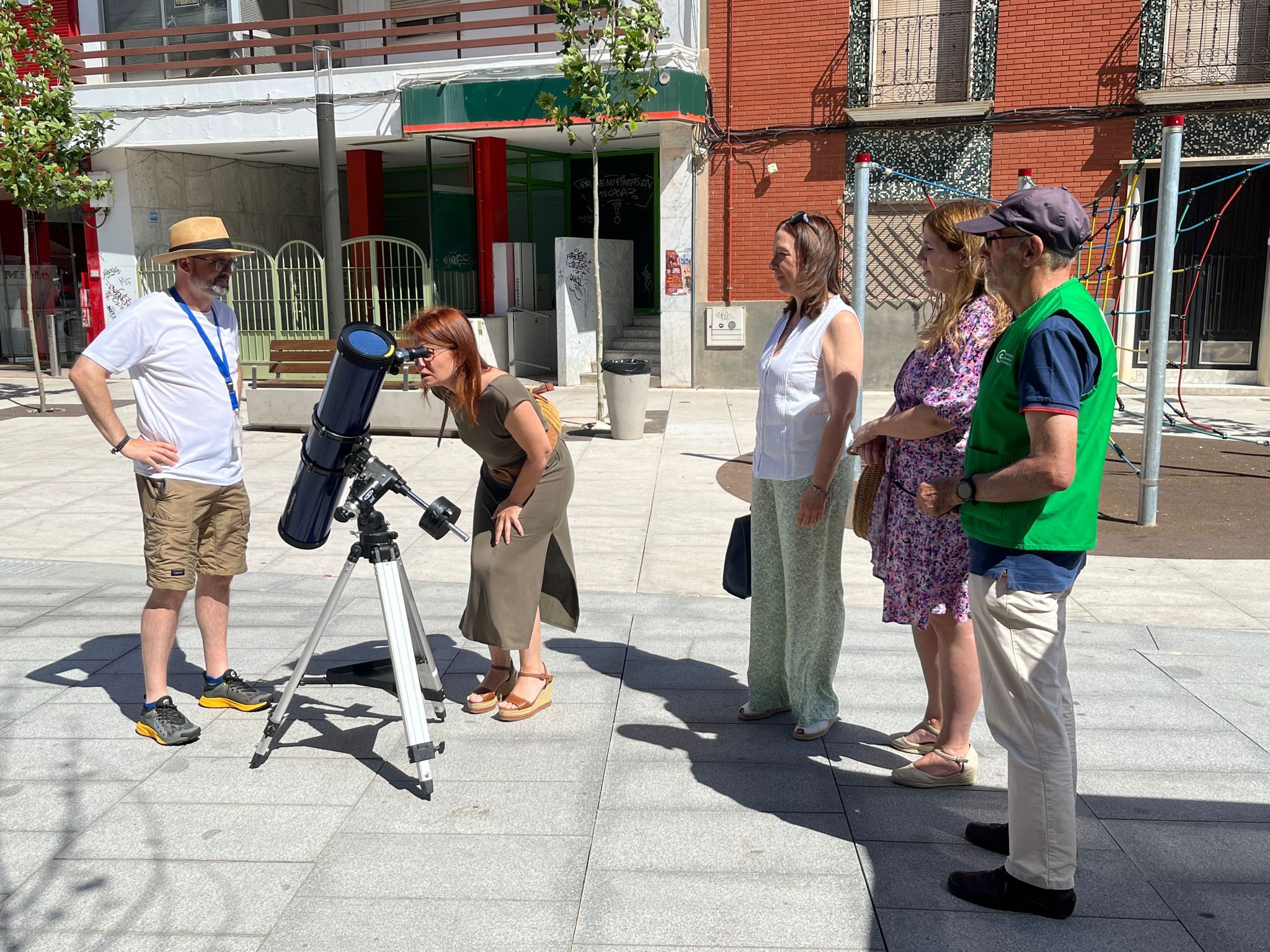 Observando el sol por la prevención del cáncer de piel: Campaña de la Asociación Española contra el Cáncer en Alcázar de San Juan