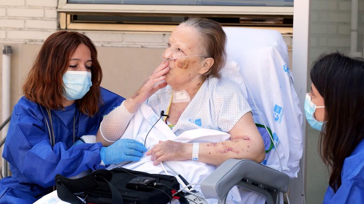 El primer paseo de Juana tras más de siete meses ingresada en el Hospital Gregorio Marañón