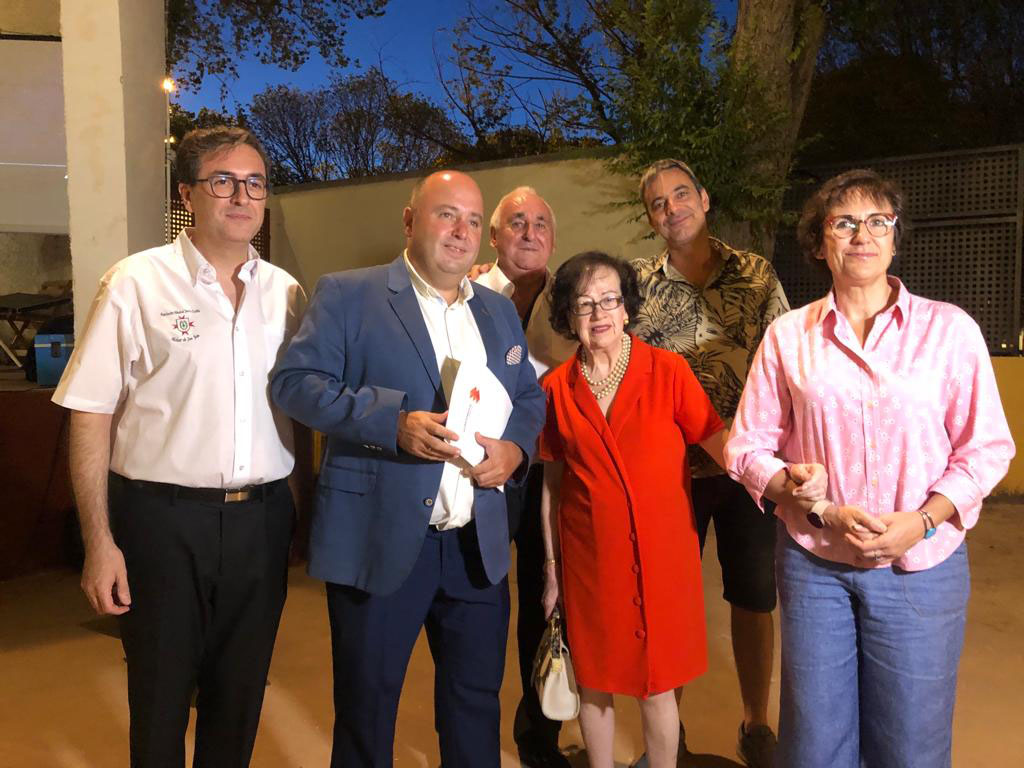 Homenaje multitudinario a Mari Monreal en la Piscina Municipal