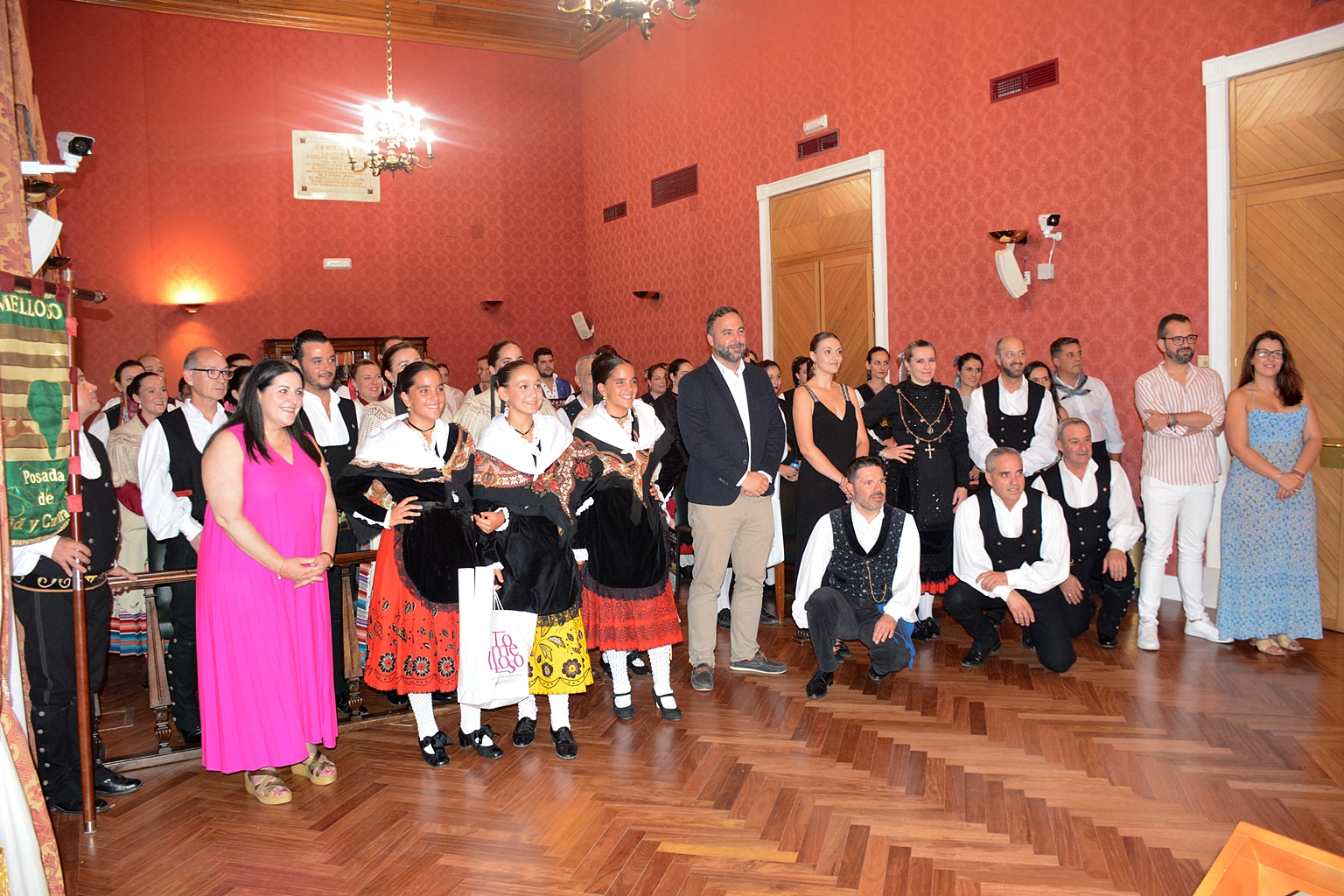 Javier Navarro da a la bienvenida a los grupos participantes en el Festival de Folklore “Ciudad de Tomelloso”