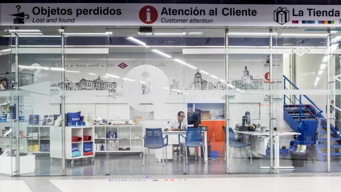 La Comunidad de Madrid custodia cada año alrededor de 60.000 objetos perdidos en los trenes y estaciones de Metro