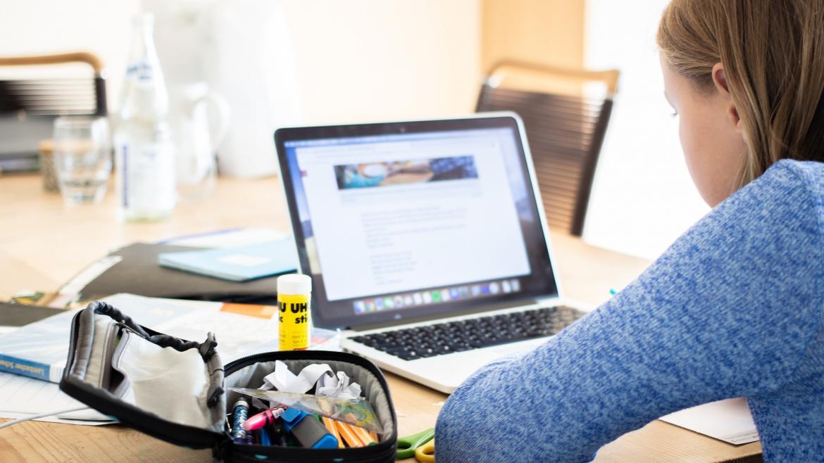 La Comunidad de Madrid desarrolló en 2022/23 un plan digital para docentes de todos los centros educativos sostenidos con fondos públicos