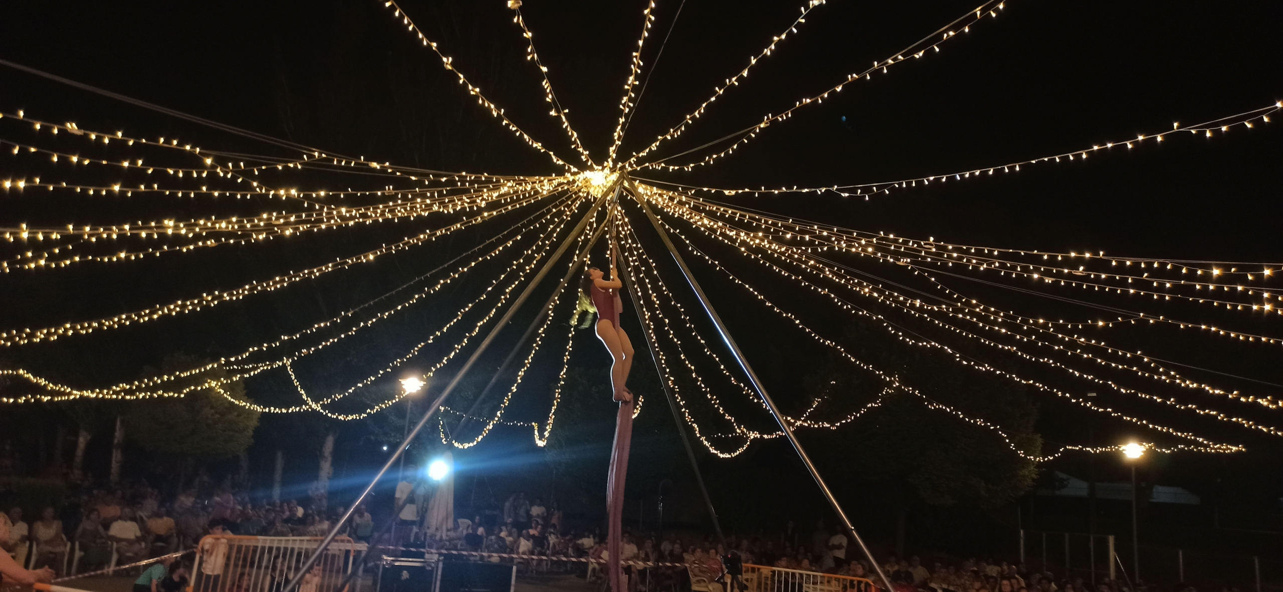 Más de 400 personas disfrutaron del Día de la Juventud con actuaciones musicales y danza acrobática dentro de los Escenarios de Verano