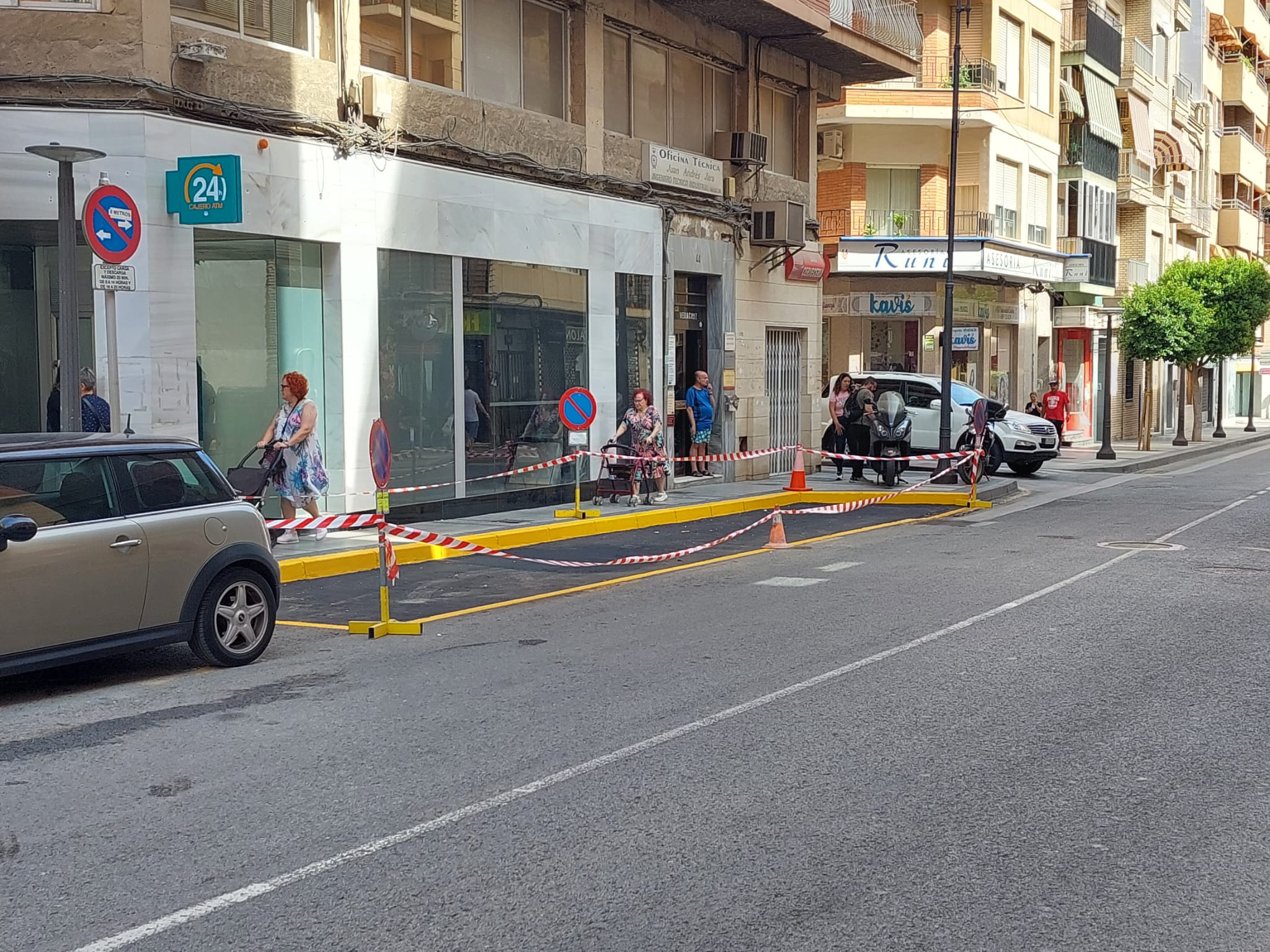 Alcantarilla renueva los contenedores de basura y mejora las zonas de la calzada donde están instalados