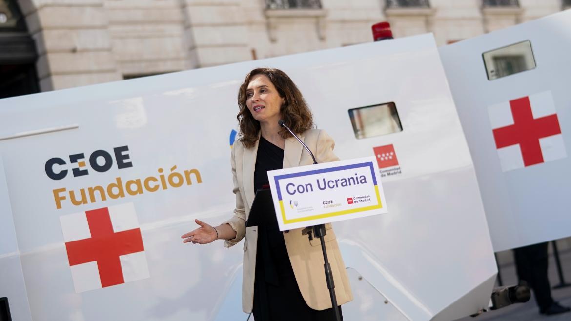Díaz Ayuso presenta una ambulancia blindada que partirá del ‘kilómetro cero’ de Madrid para ayudar a la población de Ucrania en la zona de guerra