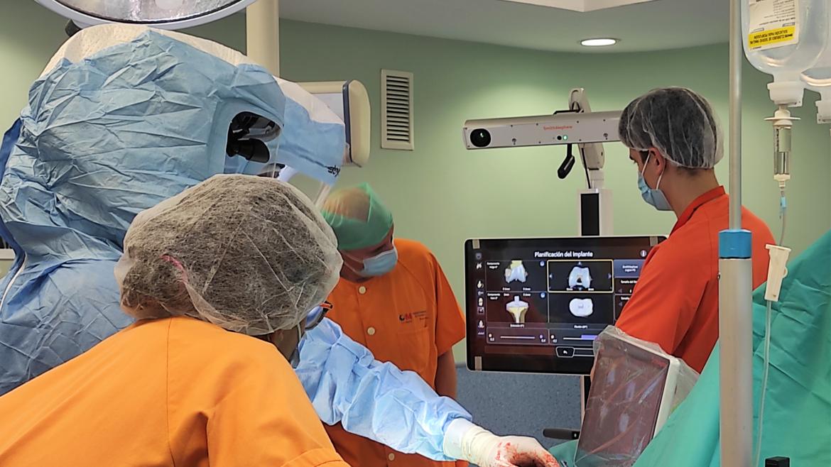 El Hospital Universitario de Fuenlabrada realiza más de 70 implantes de prótesis de rodilla con un innovador sistema de cirugía robótica