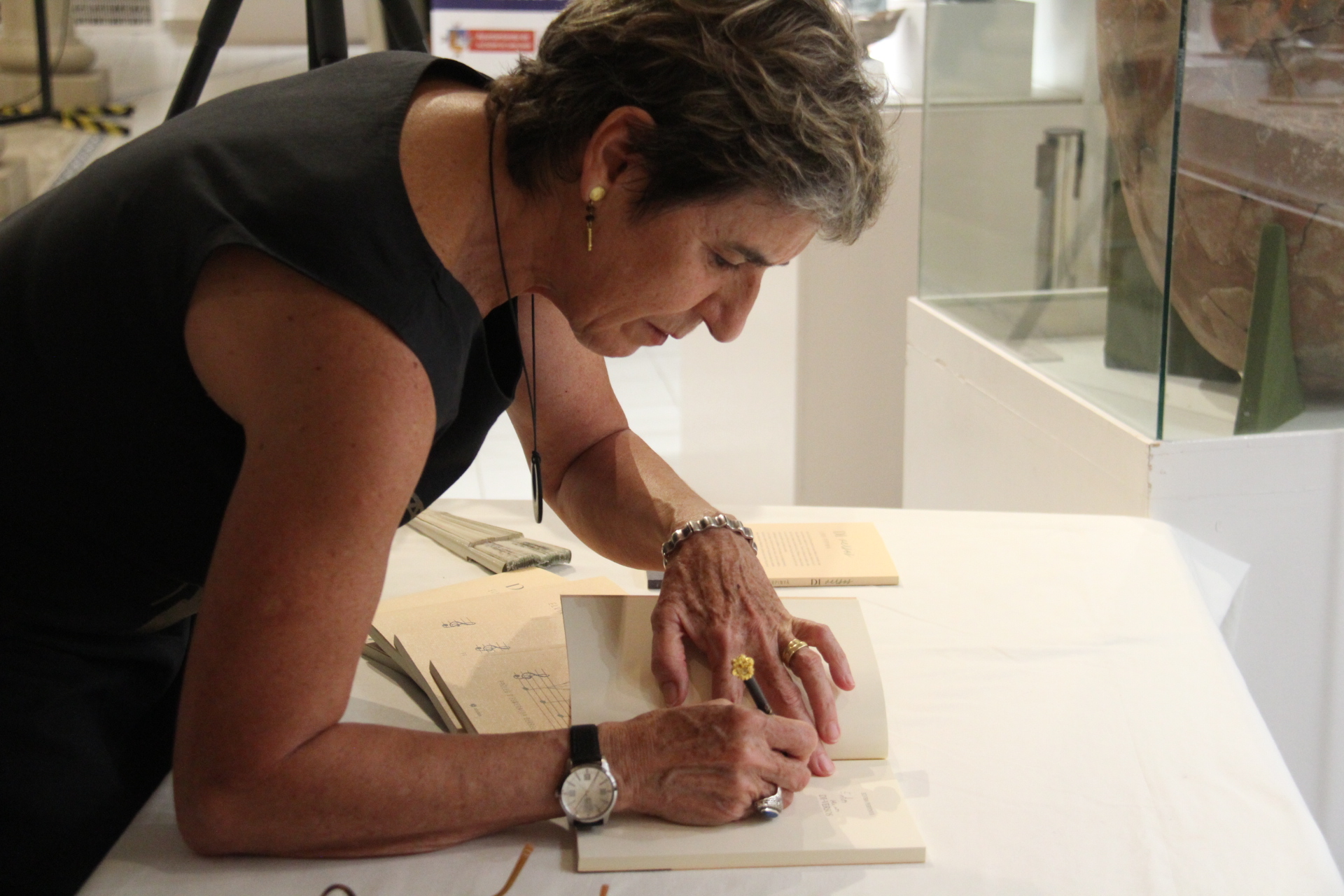 El Museo Municipal acoge la presentación de «Di-versos», la nueva obra bilingüe de Elvira Perpinya