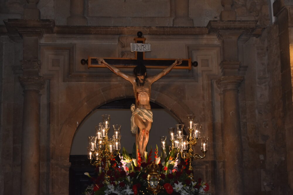 El Santísimo Cristo de Gracia procesiona por las calles de Quintanar de la Orden