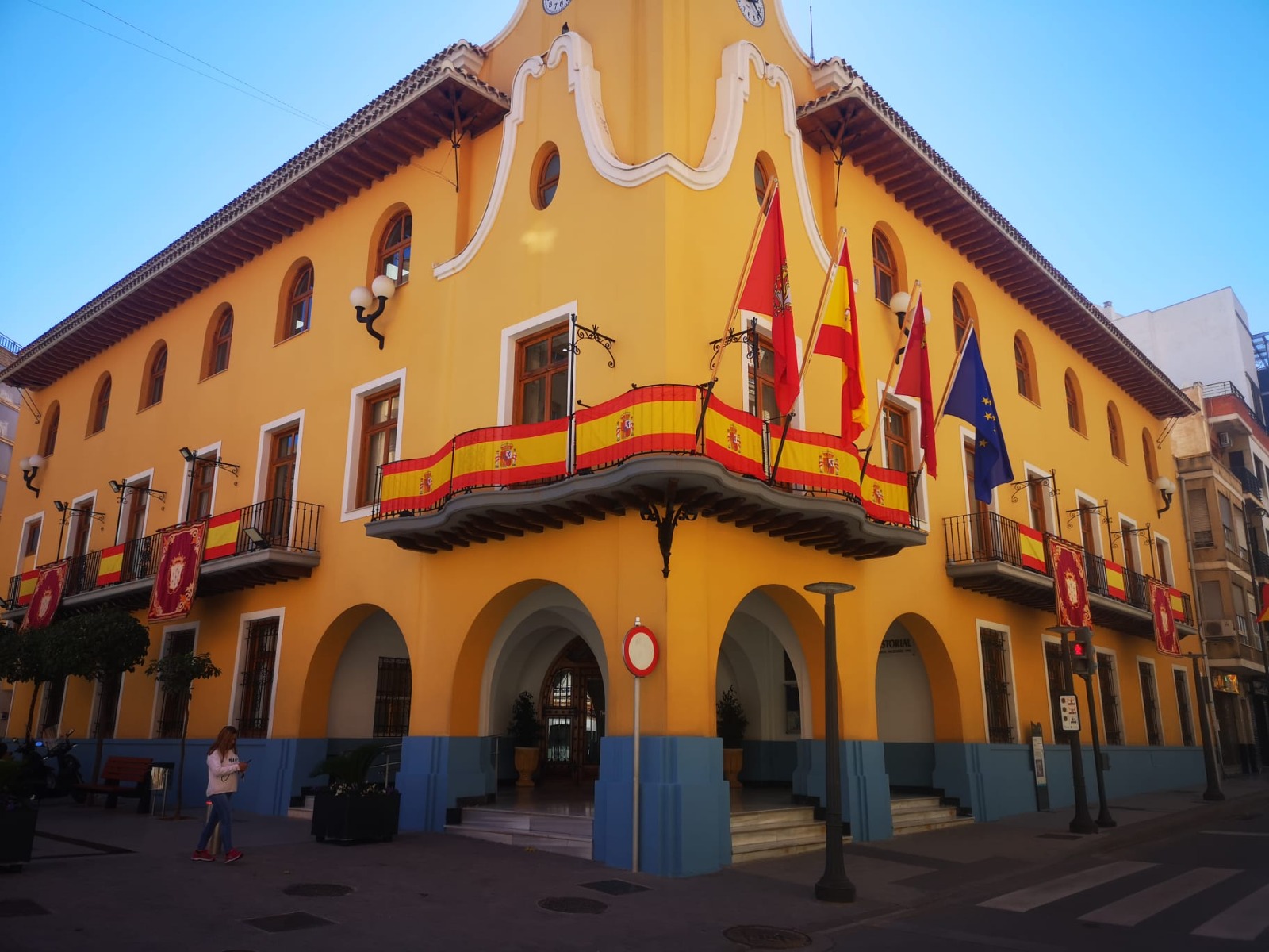 El alcalde dicta un Bando para que los alcantarilleros engalanen sus balcones con la bandera de España