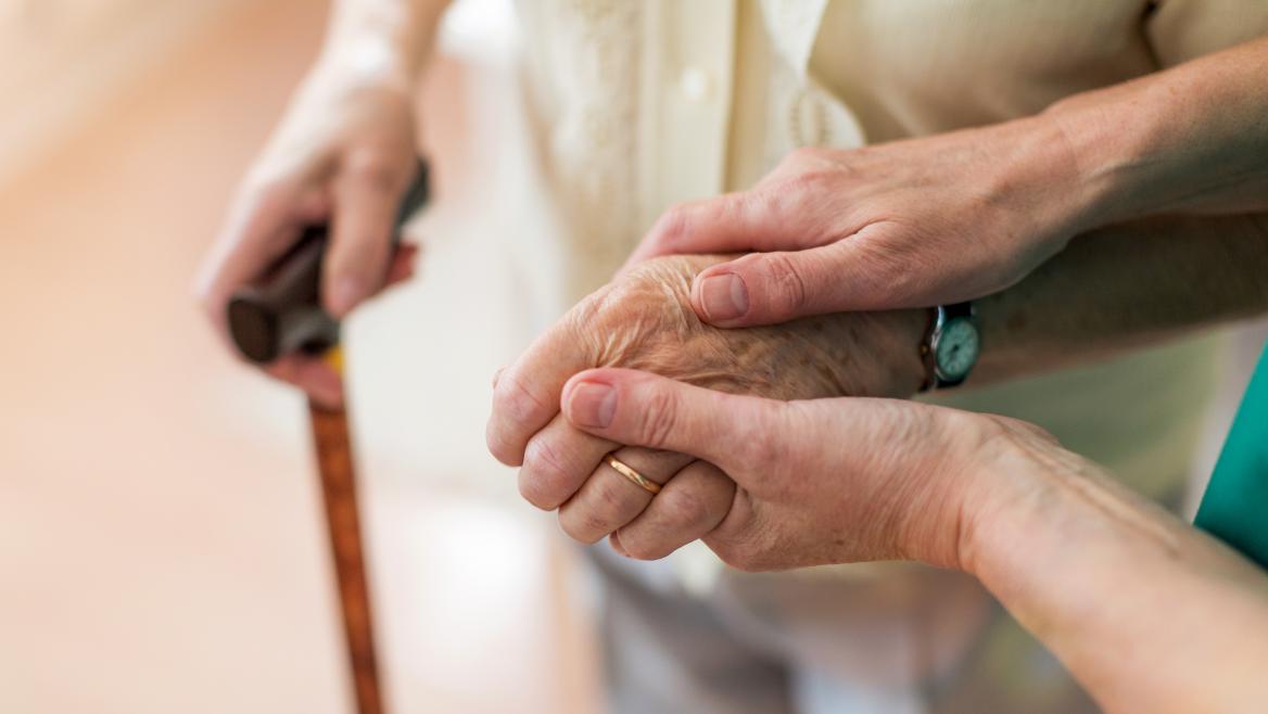 La Comunidad de Madrid amplía sus ayudas en atención domiciliaria de personas dependientes para beneficiar a 1.200 nuevos usuarios