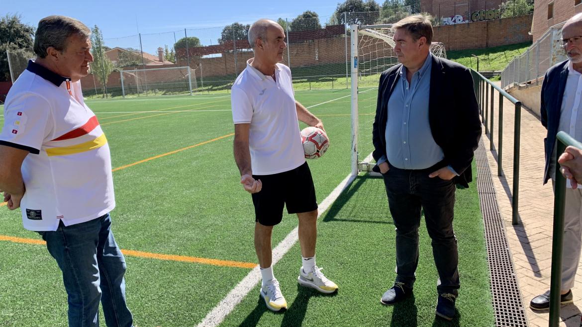 La Comunidad de Madrid instala un nuevo y tecnológico césped artificial en el campo de fútbol de Chapinería