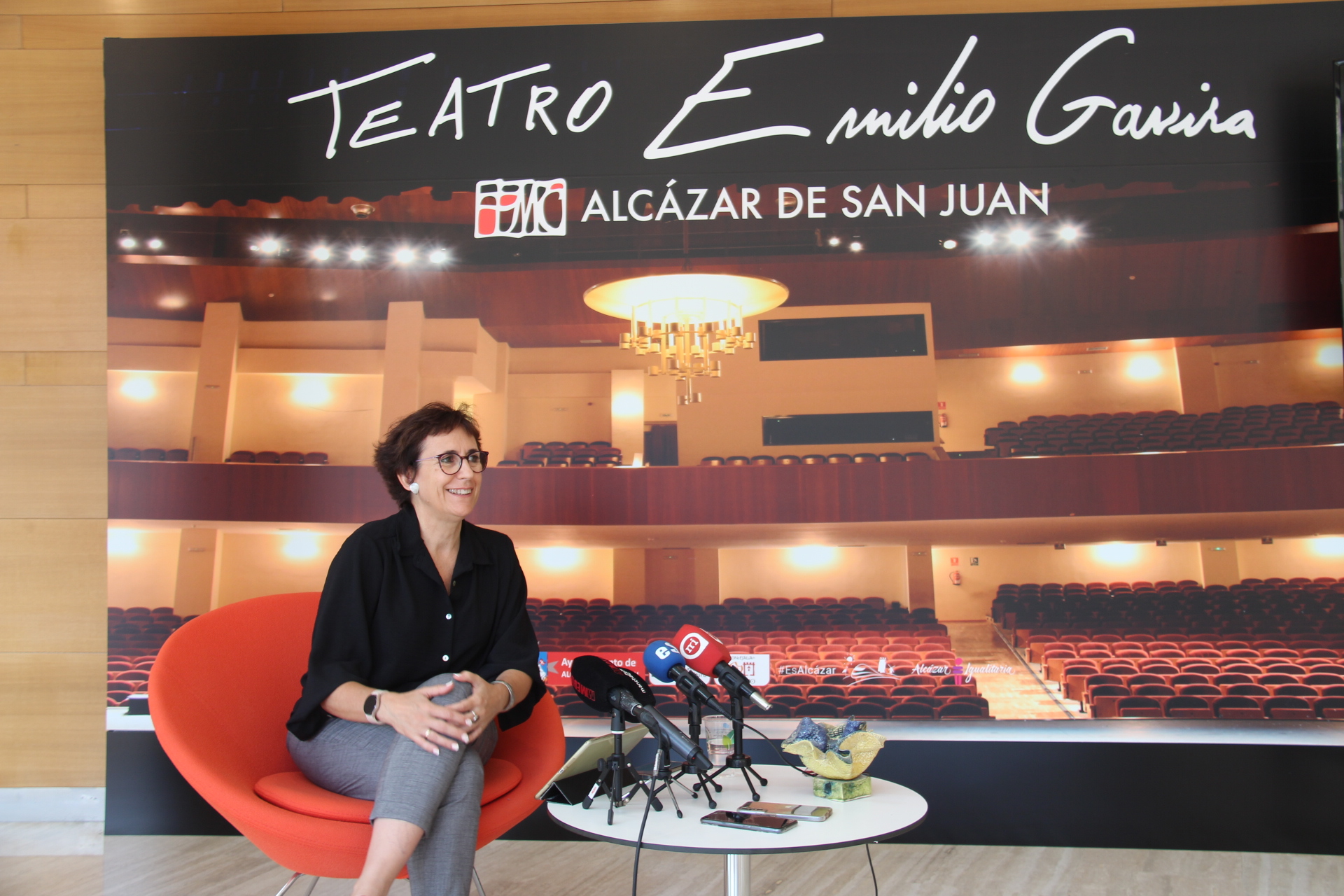 La concejala de Cultura presenta una temporada de Otoño-Invierno cargada de calidad para el Teatro Emilio Gavira