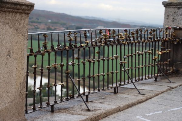 Ayuntamiento de Toledo El Ayuntamiento de Toledo comienza a retirar los candados en la cuesta de la Armas para evitar daños en el patrimonio