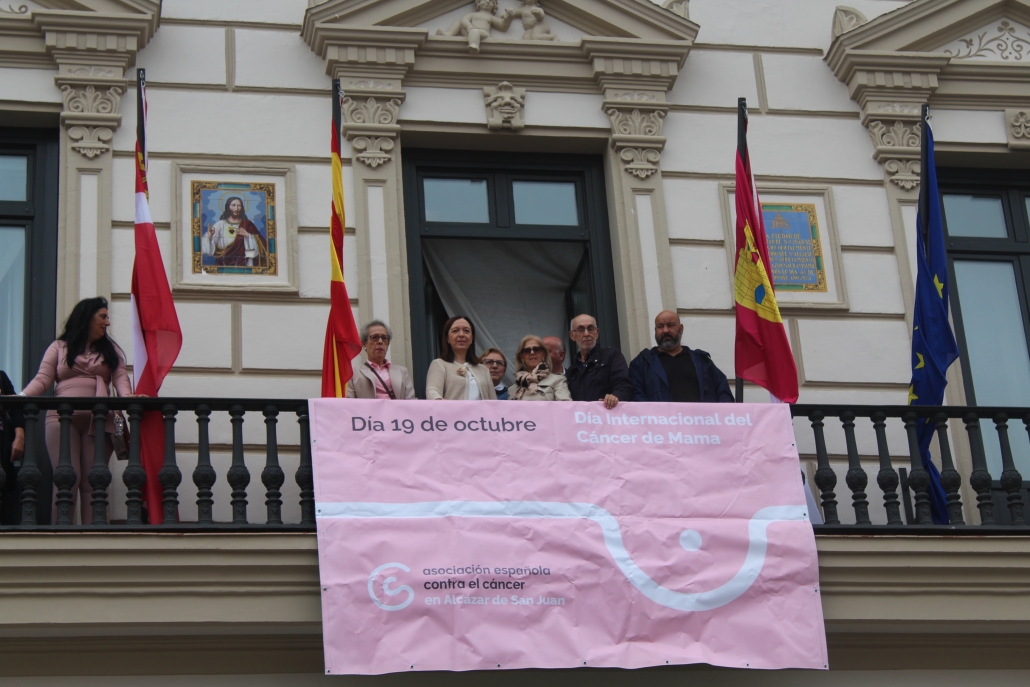 El Ayuntamiento de Alcázar de San Juan despliega una pancarta rosa en conmemoración del Día Mundial del Cáncer de Mama
