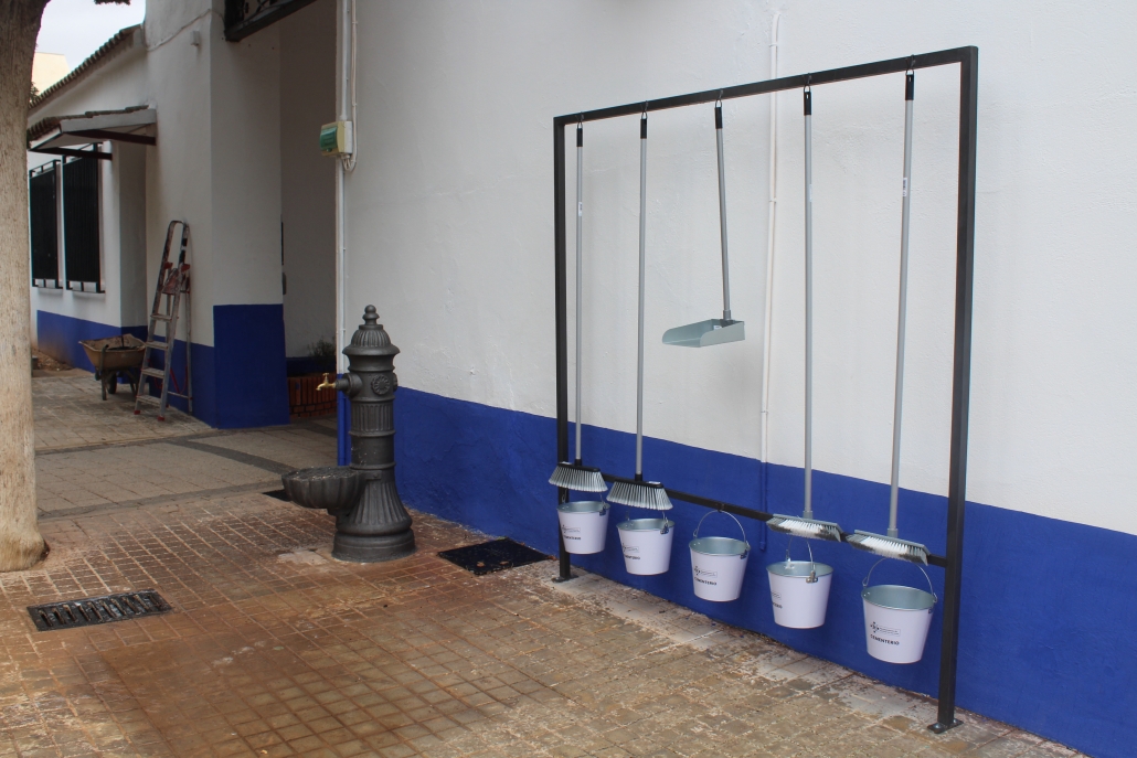 El Ayuntamiento de Alcázar de San Juan instala puntos de material de limpieza en el Cementerio