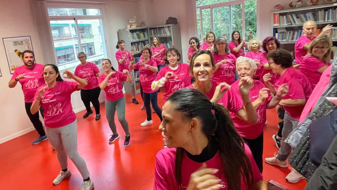 El Hospital Universitario del Henares conmemora el Día Mundial del Cáncer de Mama con una clase de zumba solidaria