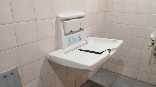 Haur txikiak aldatzeko mahaia kultur etxeko komunean