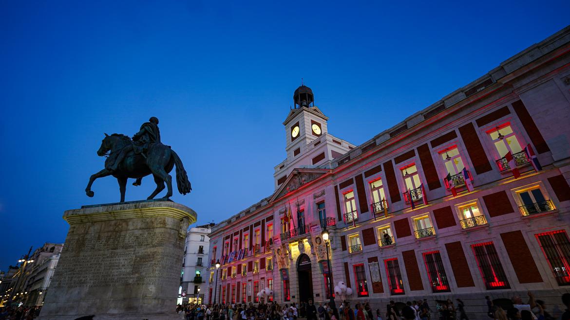 La Comunidad ilumina la Real Casa de Correos con la bandera de España por la Fiesta Nacional y luce las 22 enseñas de países hispanohablantes
