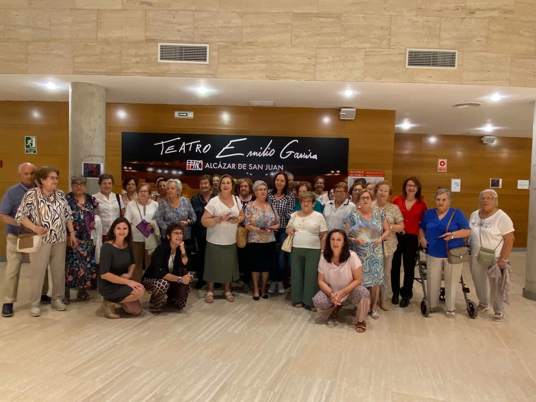 La alcaldesa Rosa Melchor acompaña a integrantes del programa Vida Sana al teatro «Ay Carmela»