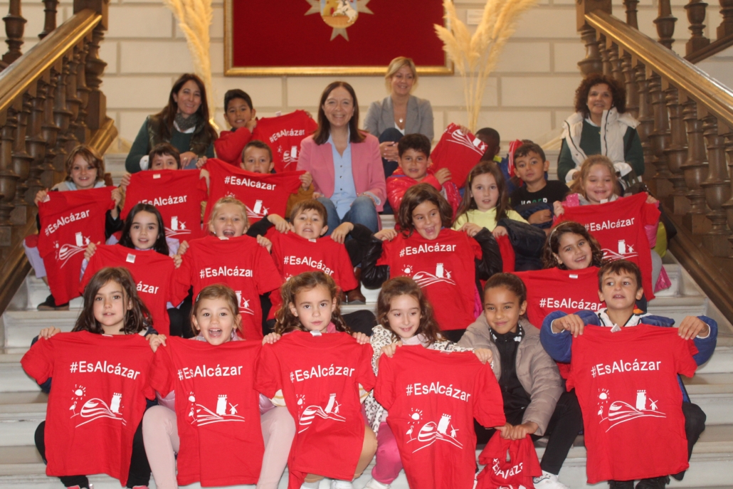 La alcaldesa recibe en el ayuntamiento al alumnado del Colegio Juan de Austria