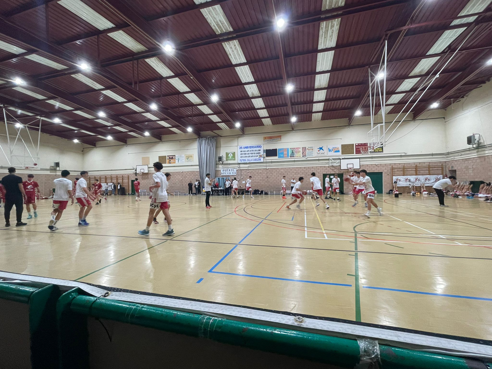Algunas imágenes del partido de preparación de selecciones de baloncesto