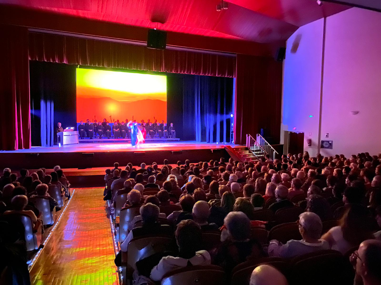 Amigos del Teatro, la Coral Polifónica y Coros y Danzas llenan el Teatro Emilio Gavira con “Bodas de Sangre”