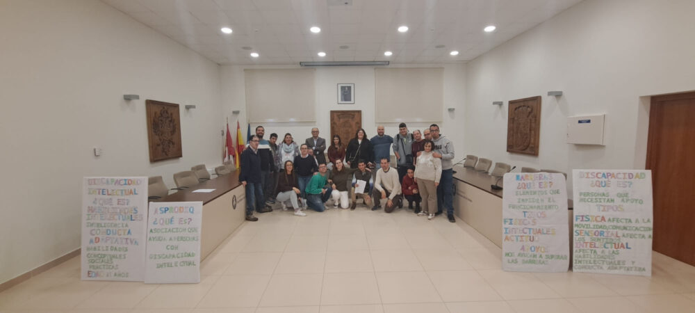 Asprodiq visita el Ayuntamiento de Quintanar de la Orden en el Día Internacional de las personas con Discapacidad