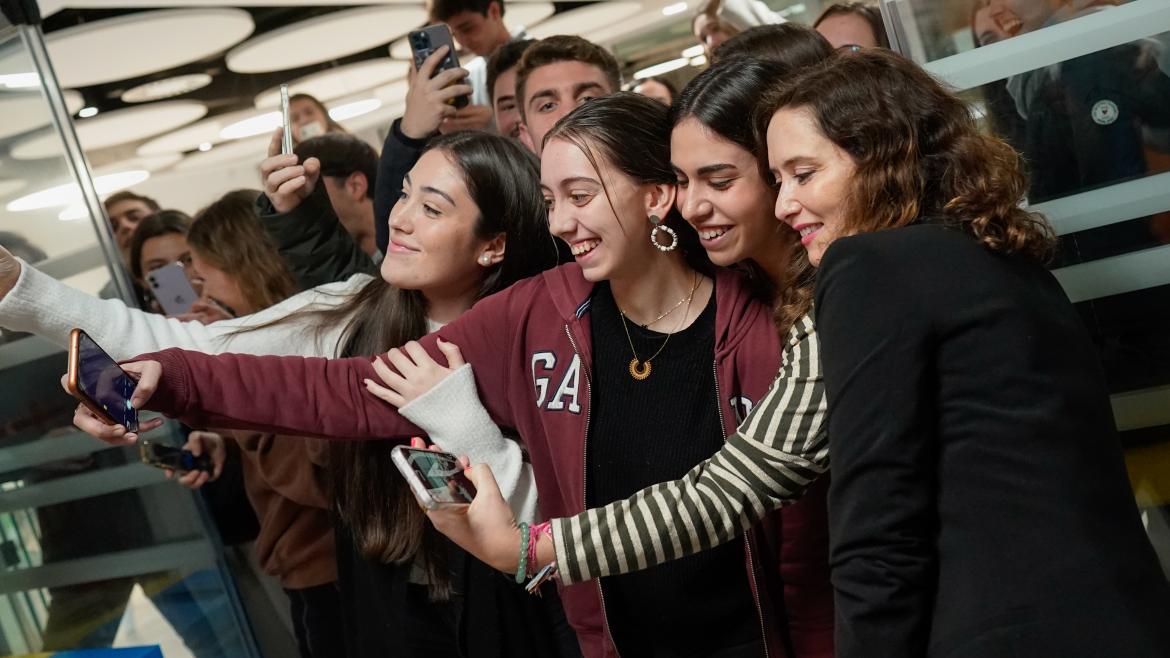 Díaz Ayuso anima a los jóvenes a no resignarse en tiempos convulsos por la “preocupante pérdida de libertad a todos los niveles”