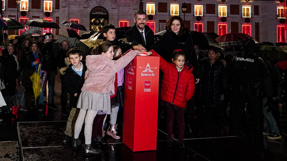 Díaz Ayuso inaugura el espectáculo audiovisual navideño de la Real Casa de Correos
