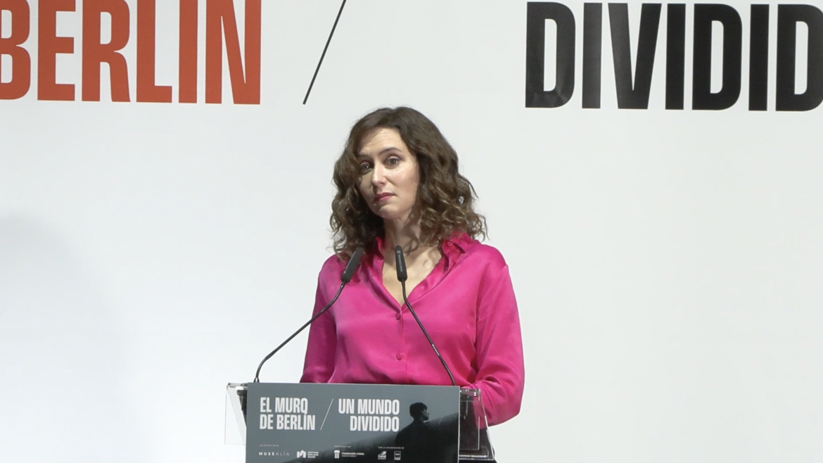 Díaz Ayuso presenta la exposición El Muro de Berlín. Un mundo dividido, reflejo del “abismo que pueden llevar las decisiones políticas fanáticas de unos pocos”