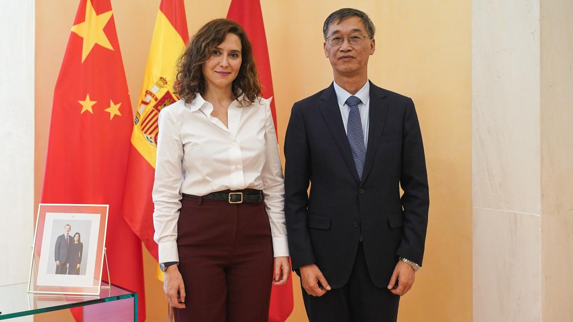 Díaz Ayuso recibe al embajador de la República Popular China en España
