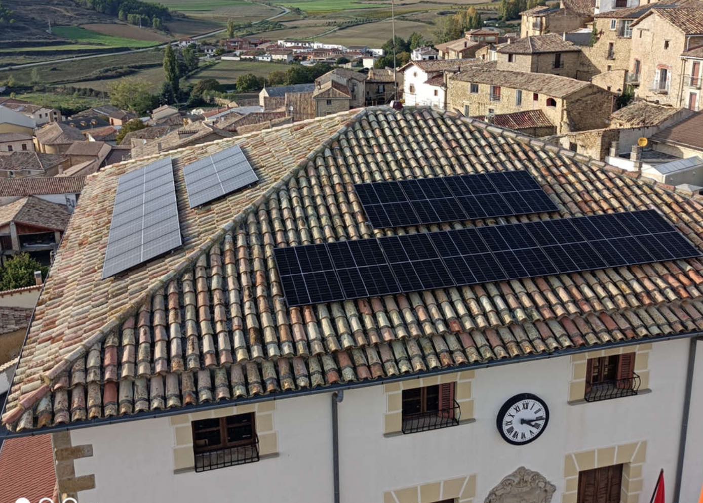 Instalación de placas solares en el Ayuntamiento de Aibar/Oibar
