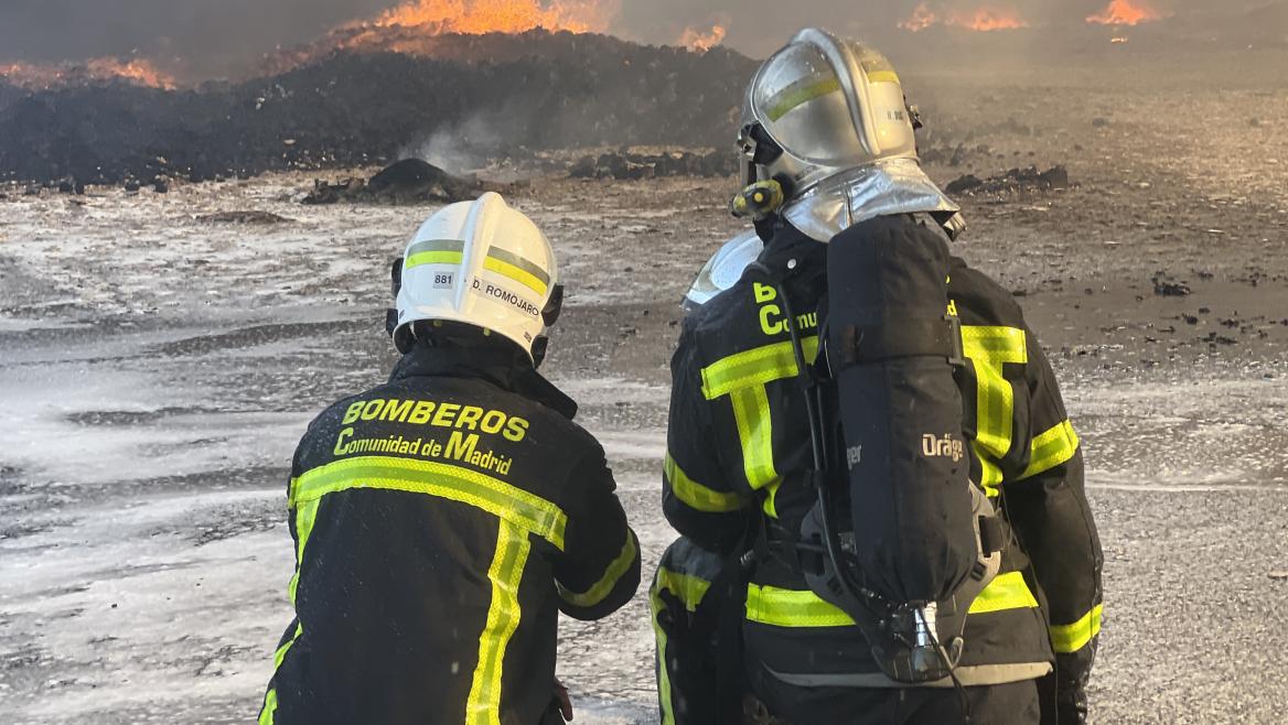 La Comunidad de Madrid cambia a color rojo los nuevos uniformes de intervención del Cuerpo de Bomberos para reducir el estrés térmico