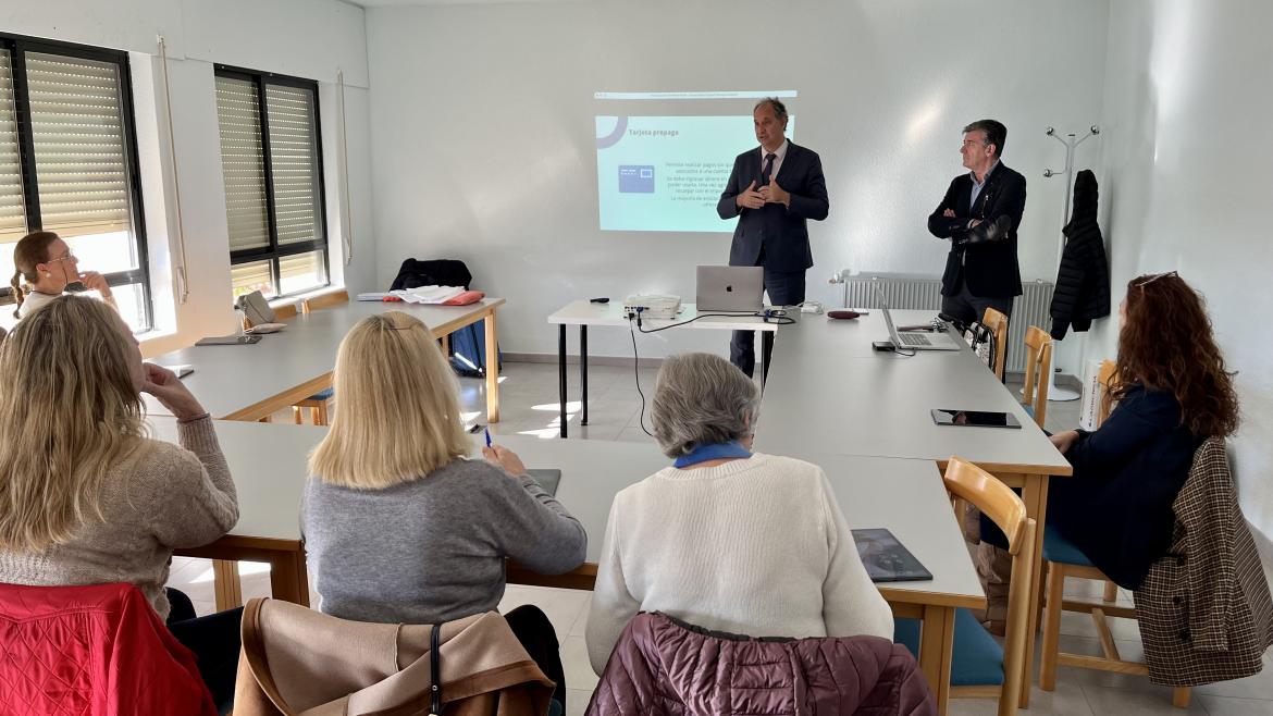 La Comunidad de Madrid lanzará en 2024 una plataforma formativa y divulgativa para combatir la brecha digital que afecta a personas vulnerables