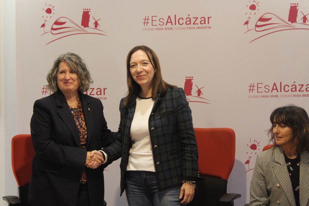 La Consejería de Desarrollo Sostenible y el Ayuntamiento de Alcázar de San Juan firman un convenio para mejorar el Centro de Visitantes del Complejo Lagunar